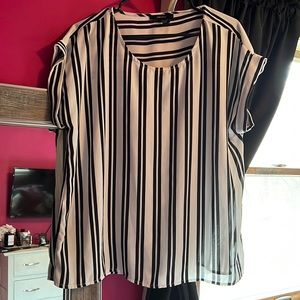 Black and white Forever 21 Blouse size: Large